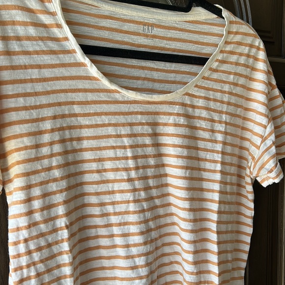 Woman’s GAP T-shirt size medium - Picture 3 of 4